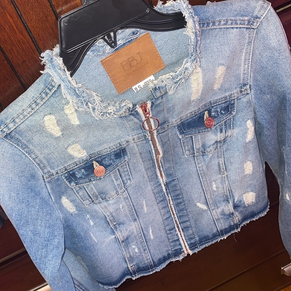 Lightwashed Distressed Jean Jacket 🏵️ - Picture 3 of 5